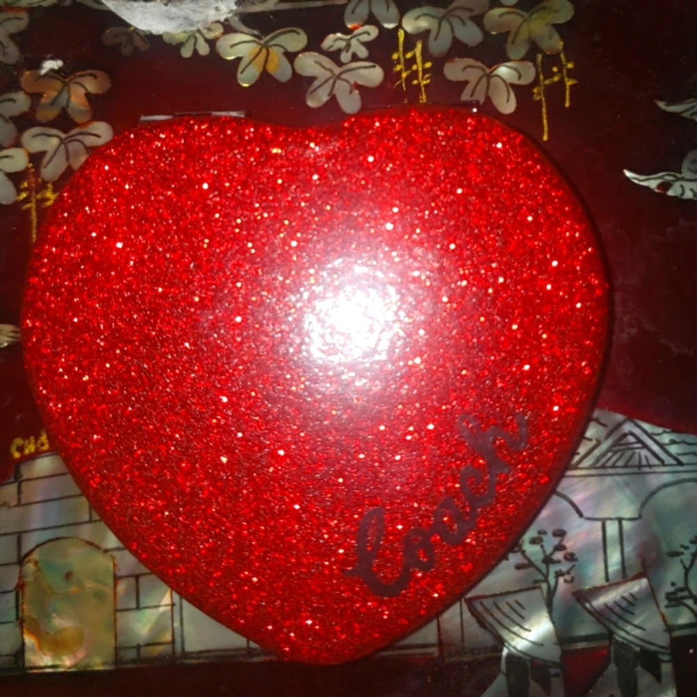 - COACH HEART RED GLITTER MIRROR NIB